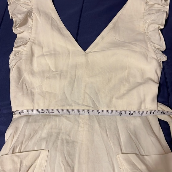 White linen dress with pockets and attached belt - Picture 8 of 10